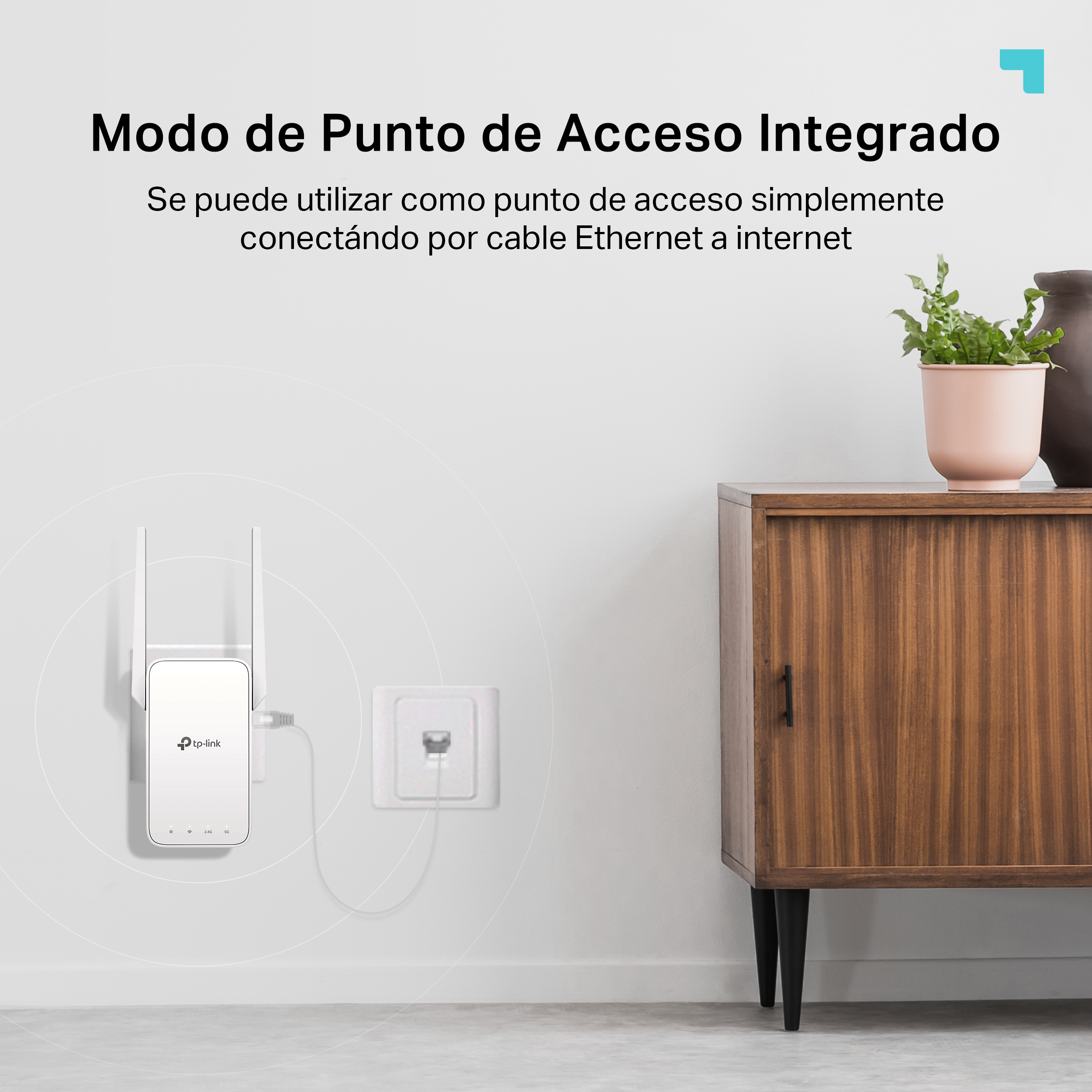 Un punto de acceso TP-Link conectado a un enchufe de pared por cable.