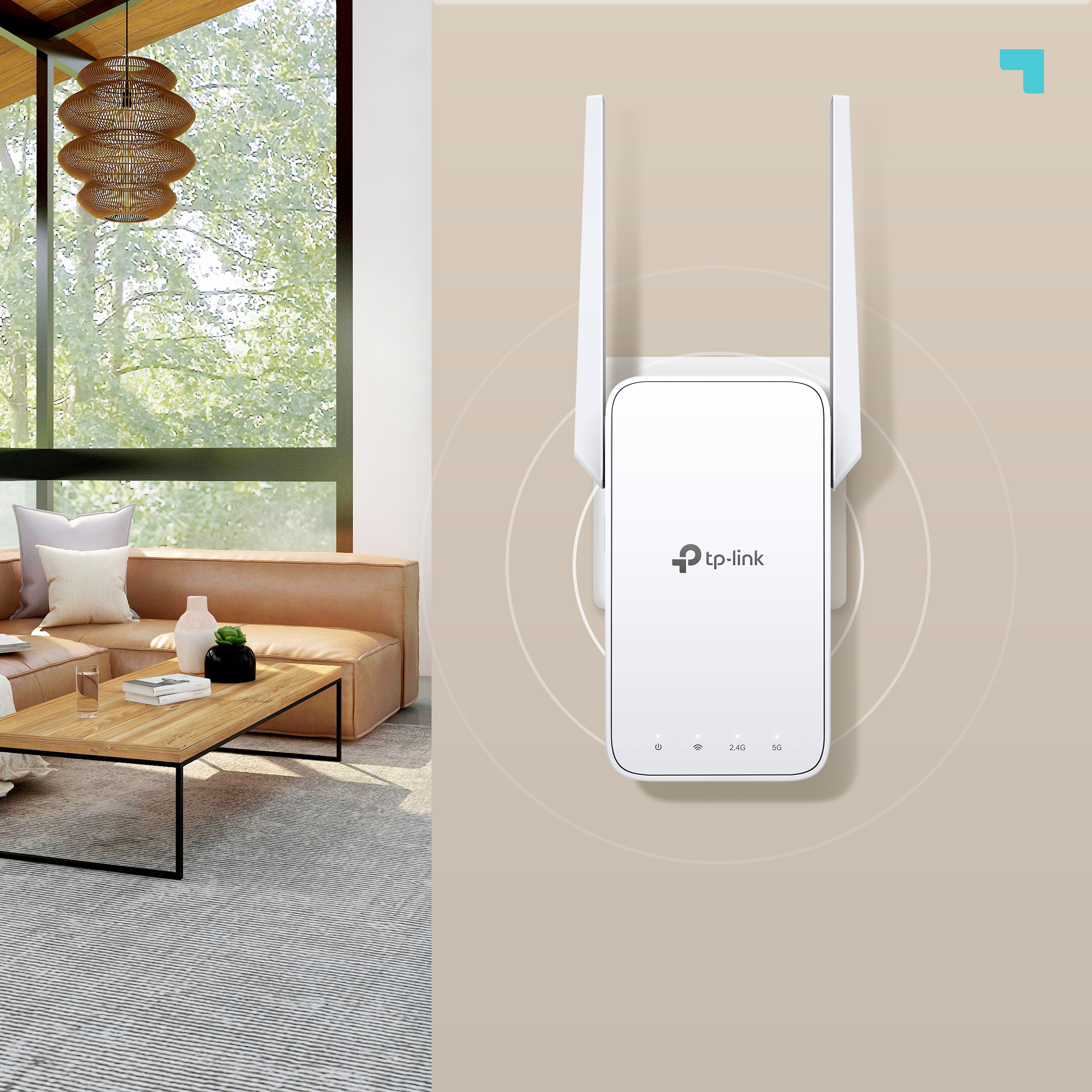 Un extensor tp-link blanco con antenas. El fondo es una escena de sala de estar.