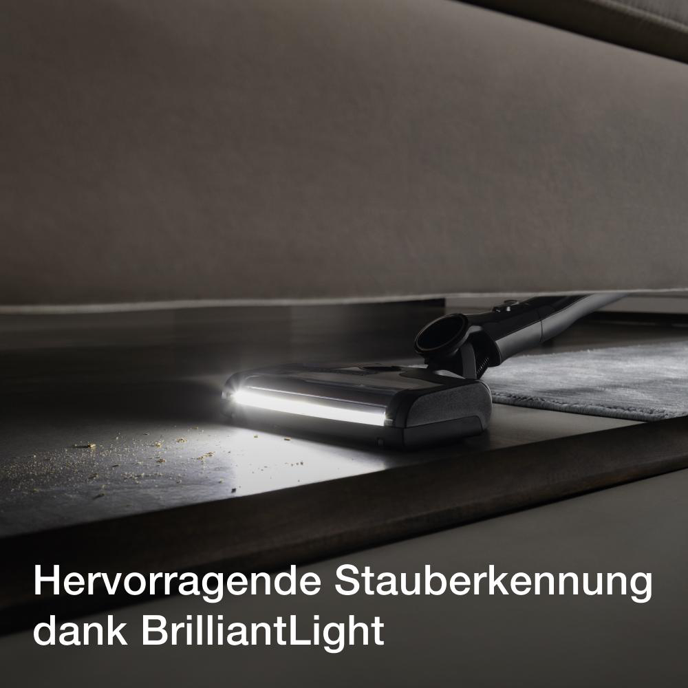 Staubsaugerkopf mit Licht an, der den Boden saugt.