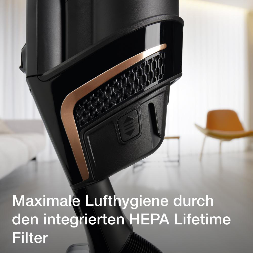 Nahaufnahme eines schwarzen Staubsaugers mit Goldakzent und Luftschlitz.