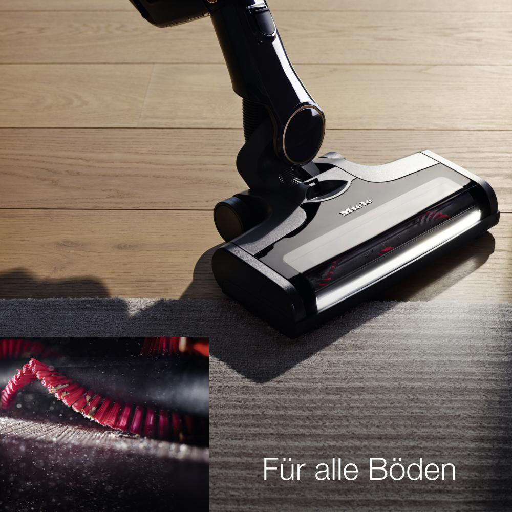 Nahaufnahme einer Staubsaugerbürste, die einen Teppich reinigt. Die Einlage zeigt Details der Bürste.