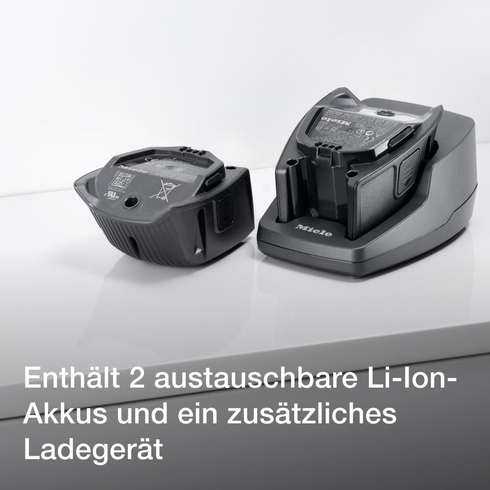 Zwei schwarze Akkus und eine Ladestation auf einer weißen Oberfläche. Das Ladegerät ist schwarz.
