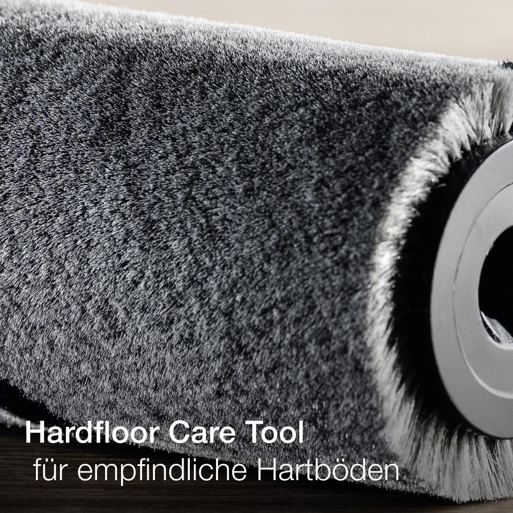 Grau-schwarzes Hartboden-Pflegewerkzeug. Das Werkzeug wird zur Reinigung von Hartböden verwendet. Der Text ist geschrieben.