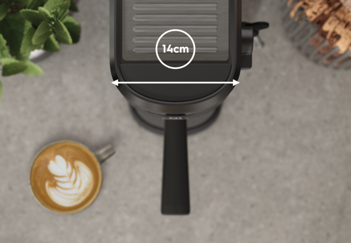 Felülnézet egy kávéfőzőről egy csésze latte art-tal mellette.