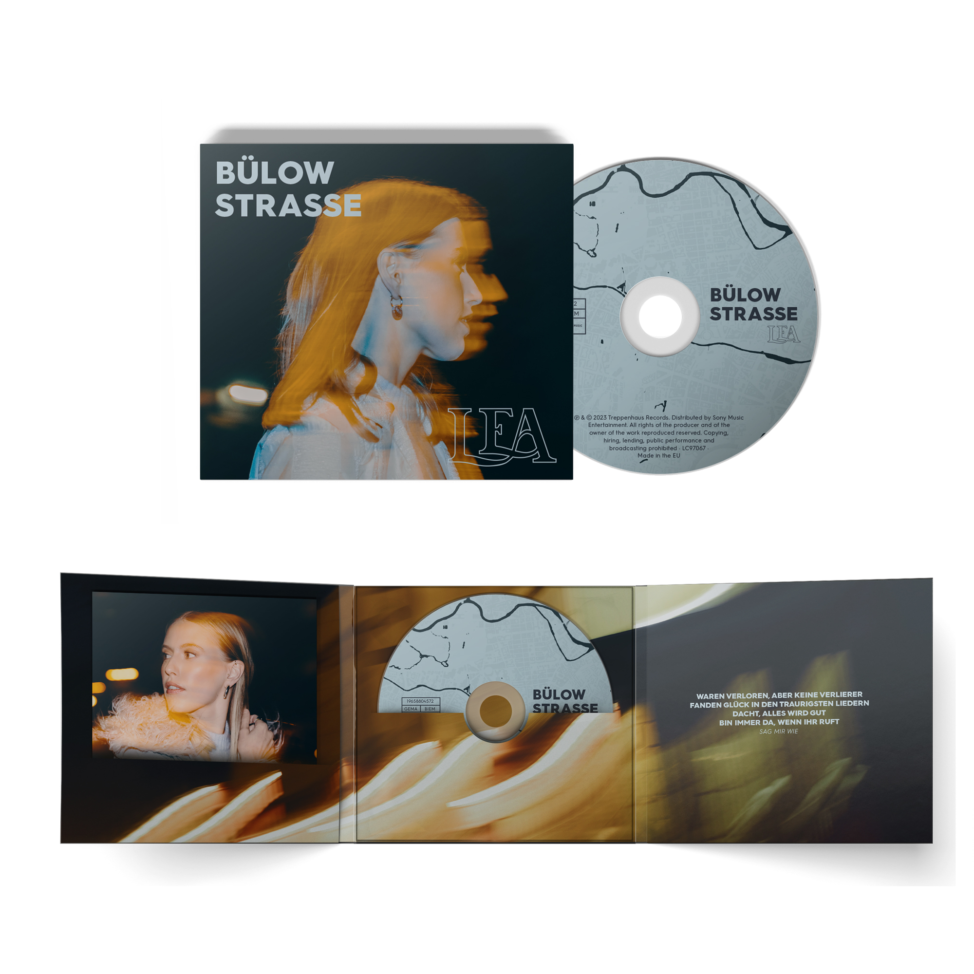 CD-Verpackung geöffnet. CD rechts, Bild einer Frau links. Text darauf.