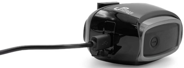 Een zwarte dashcam met een aangesloten USB-kabel, close-up.