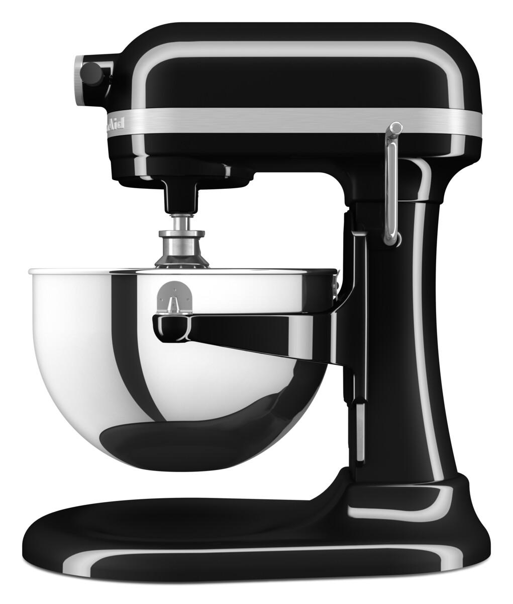 Eine schwarze KitchenAid-Küchenmaschine mit einer silbernen Rührschüssel, vor weißem Hintergrund.
