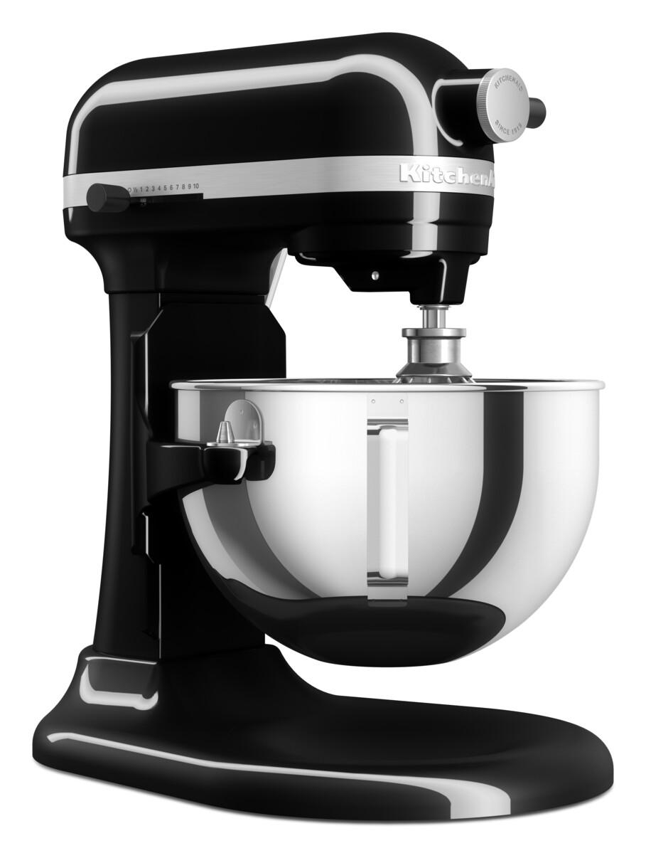 Ein schwarzer Küchenmixer mit einer Edelstahlschüssel. Es ist auf weißem Hintergrund.