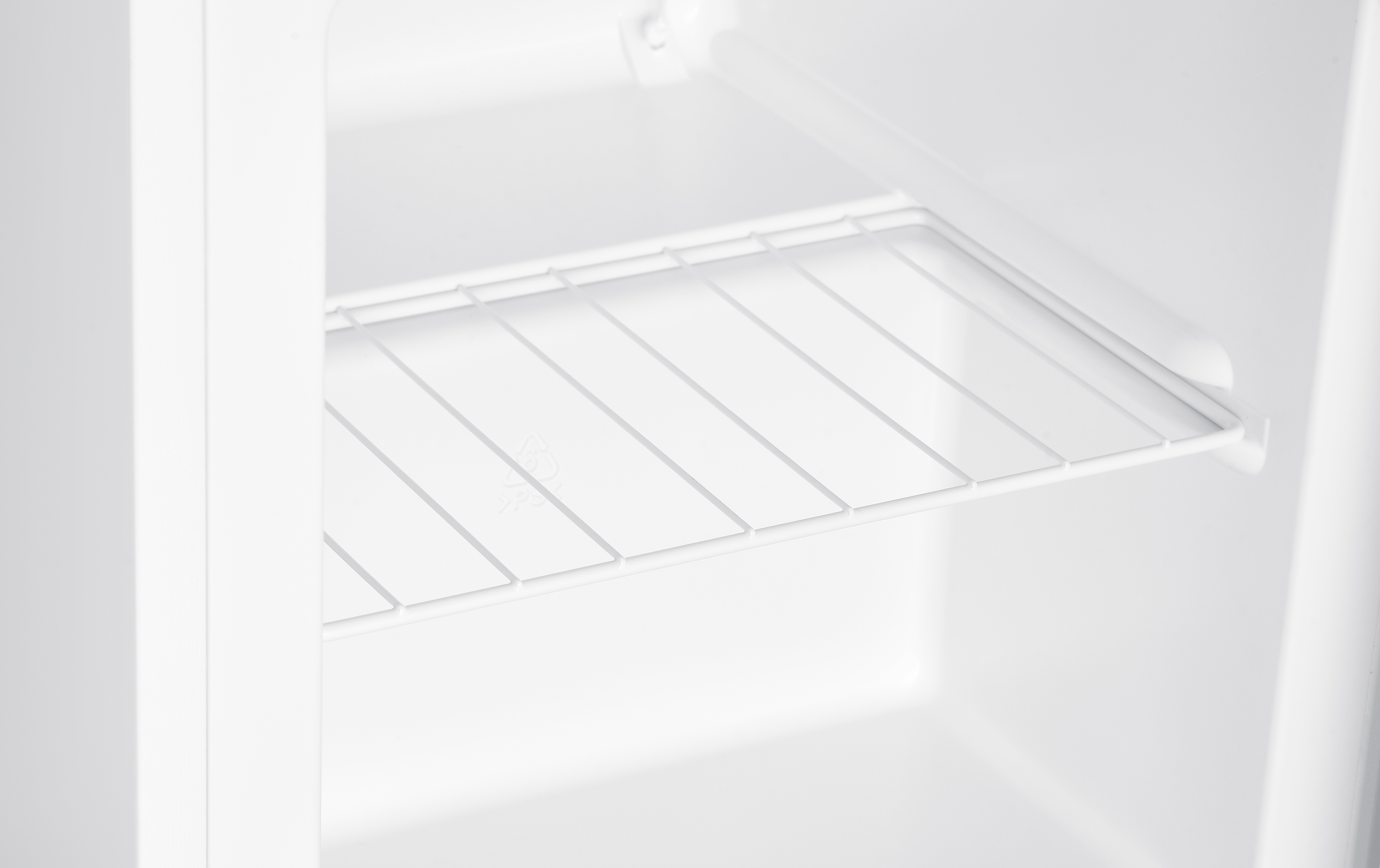 Interior de nevera blanco, vacío, con una estantería. Diseño limpio y brillante, sencillo.