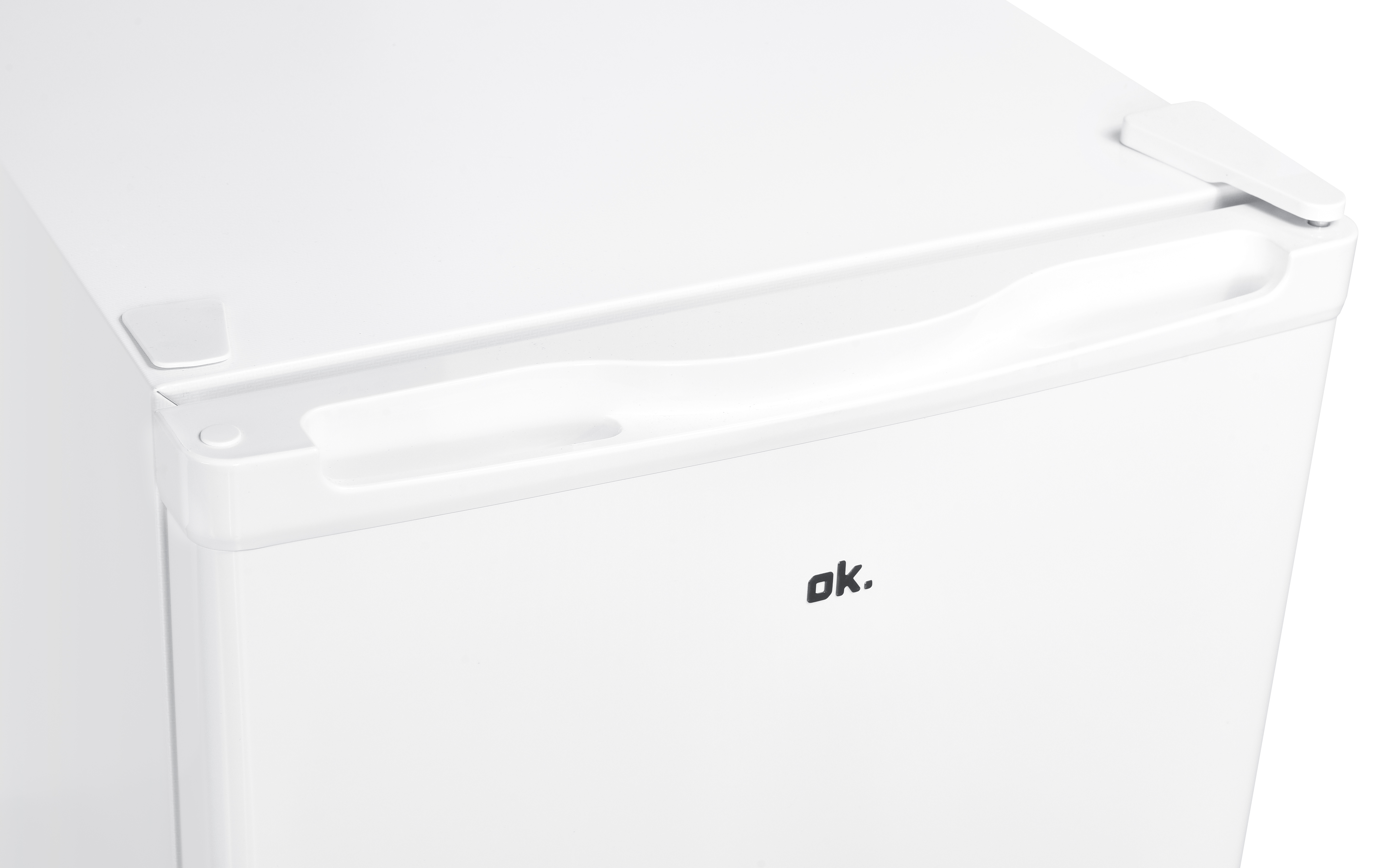 Primer plano de un refrigerador blanco con asa. La marca es ok.
