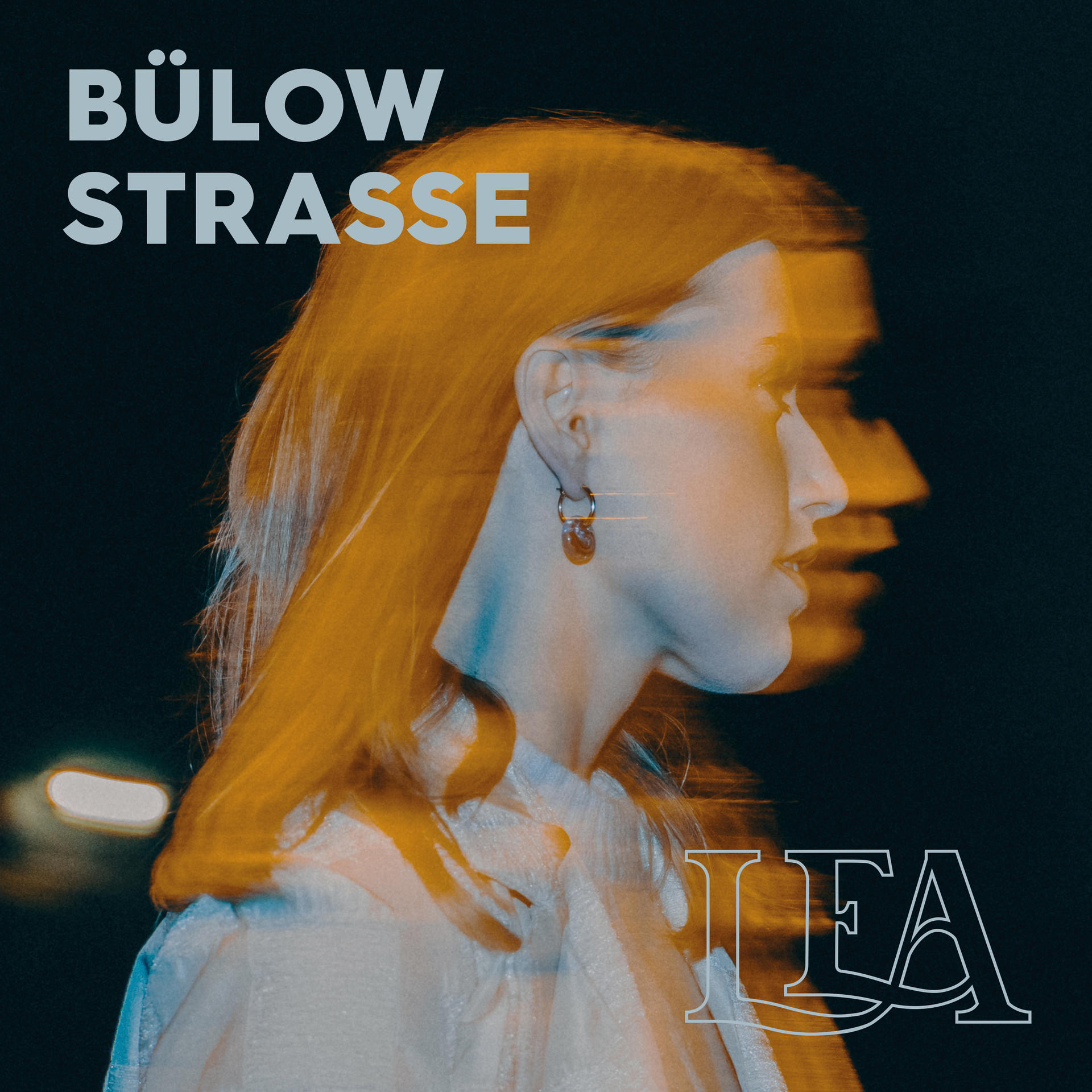 Albumcover für 'Bülow Strasse' von LEA. Frau mit orangenen Haaren und verschwommenem Gesicht.