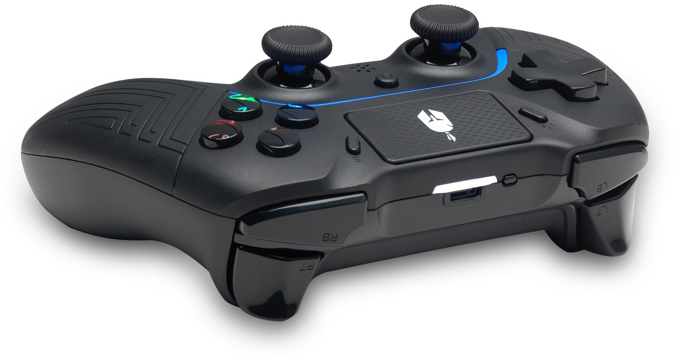 Fekete játékvezérlő gombokkal és joystickokkal. USB port látható.