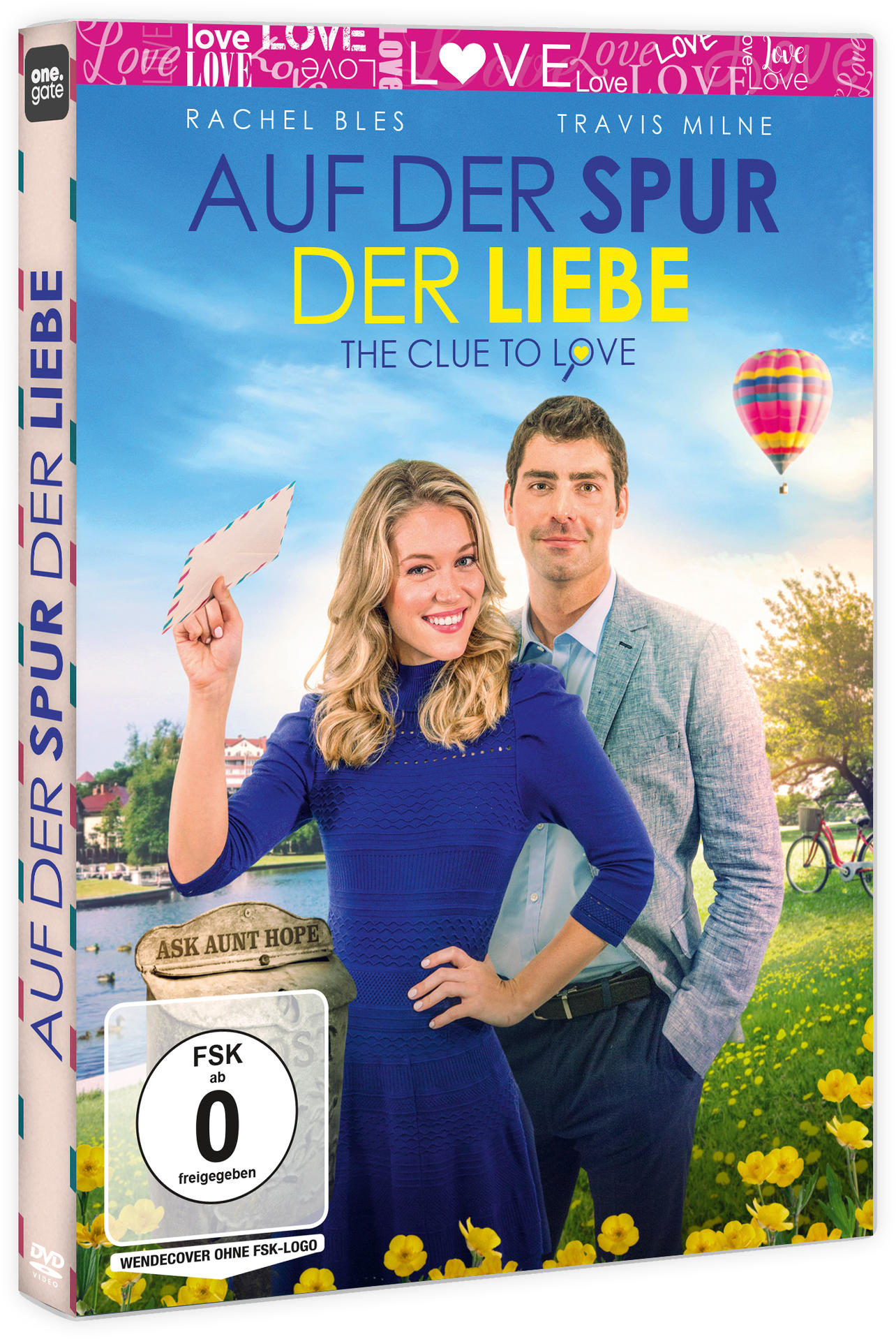 Eine Frau hält einen Umschlag und lächelt in die Kamera, mit einem Mann und einem Heißluftballon.