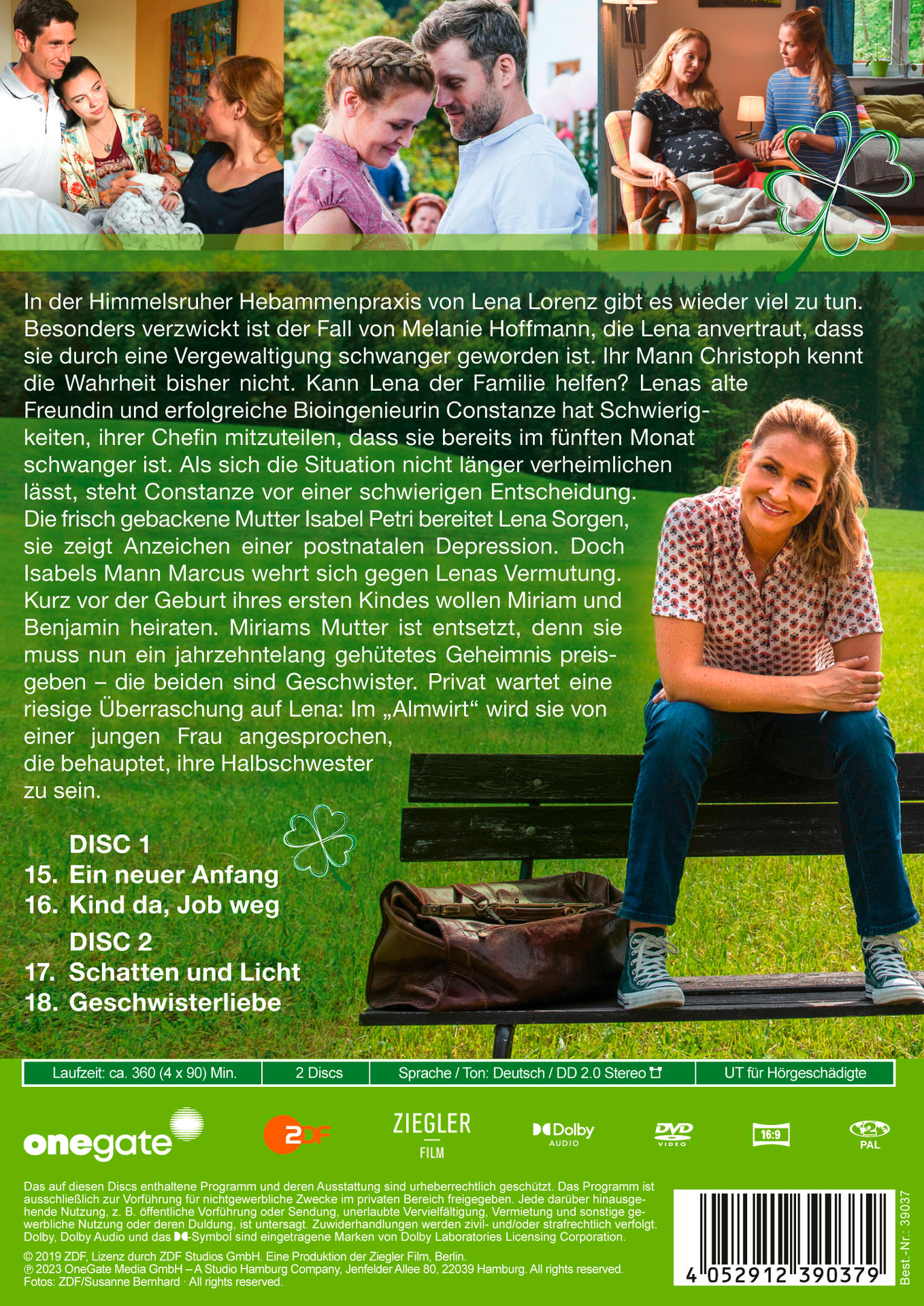 Eine Frau sitzt mit übereinandergeschlagenen Beinen auf einer Bank.