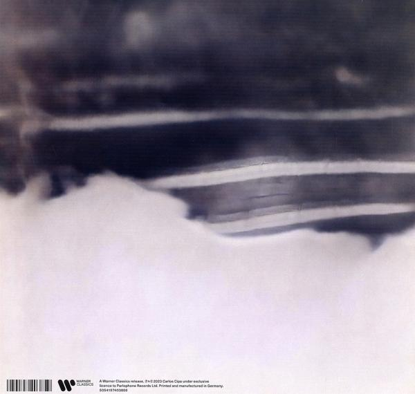 Abstraktes Bild eines dunklen Himmels über weißen Wolken, eine traumhafte Szene.