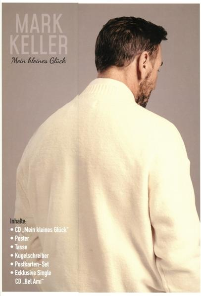 Rückansicht eines Mannes in einem weißen Pullover, das Cover eines CD-Albums von Mark Keller ist sichtbar.