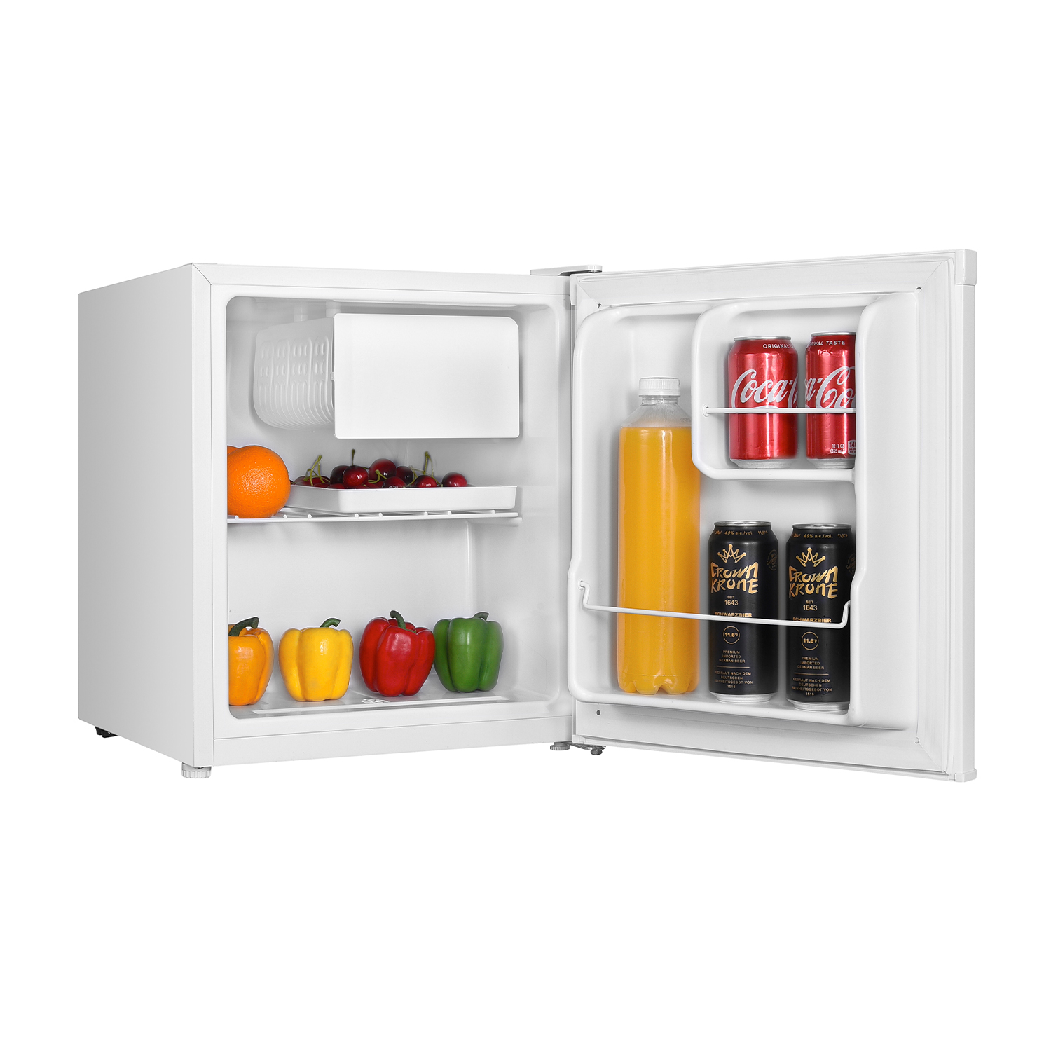 Mini-frigo bianco, aperto, con cibo e bevande: arancia, peperoni, ciliegie, succo e lattine.