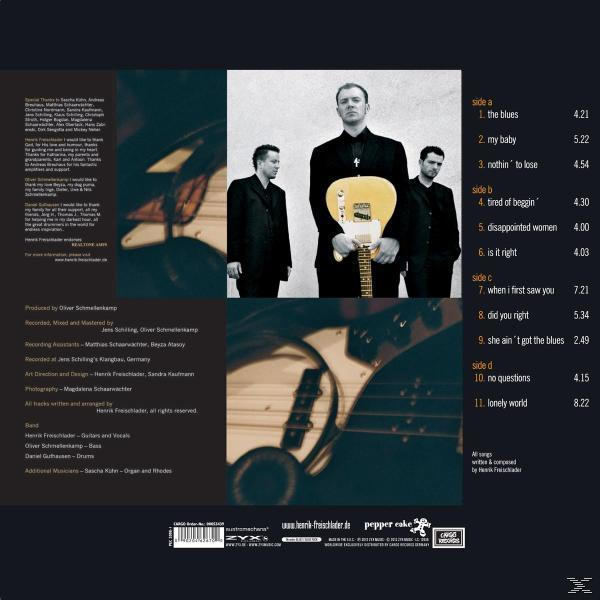Rückseite einer CD mit Bandfoto und Text.