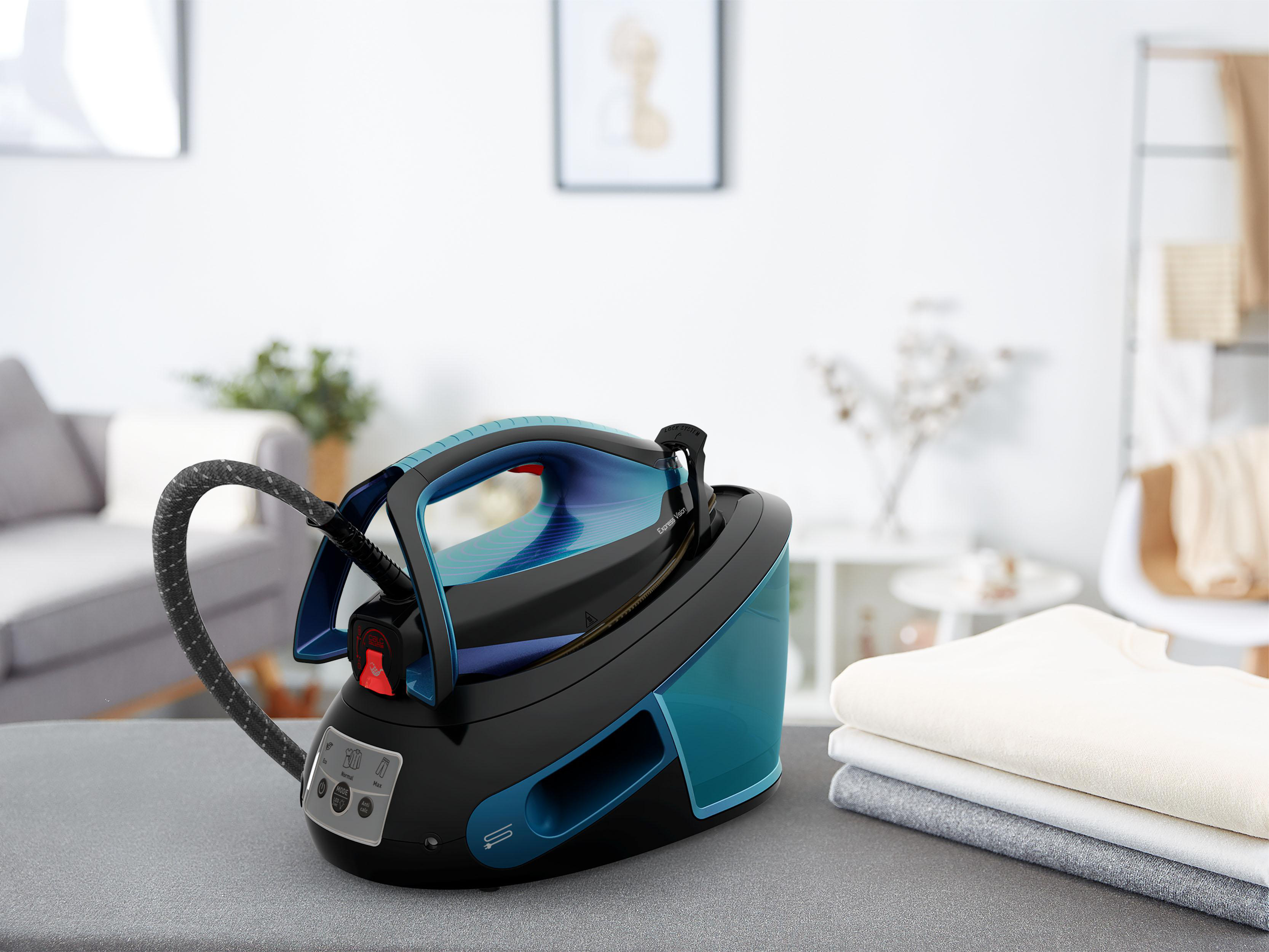 Dampfbügeleisen, schwarz und blau, auf einem Tisch, mit Kleidung, hellem Hintergrund.