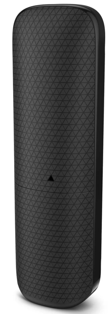 Une télécommande noire avec une surface texturée, debout sur un fond blanc.