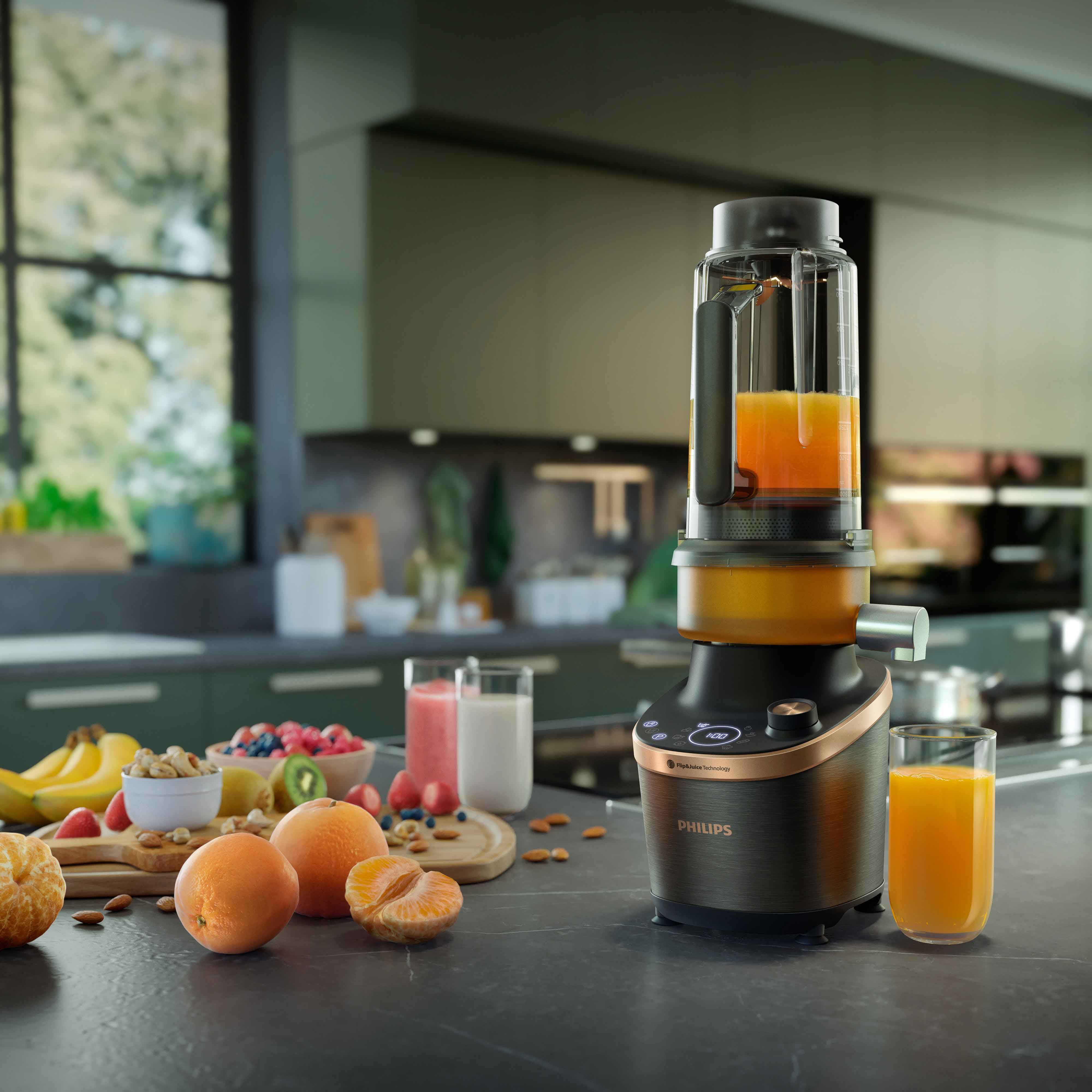 Turuncu sıvı dolu bir sürahi ve bir bardak meyve suyu ile bir blender.
