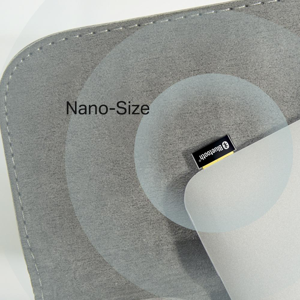 Graues Mauspad mit einem kleinen Bluetooth-Adapter.