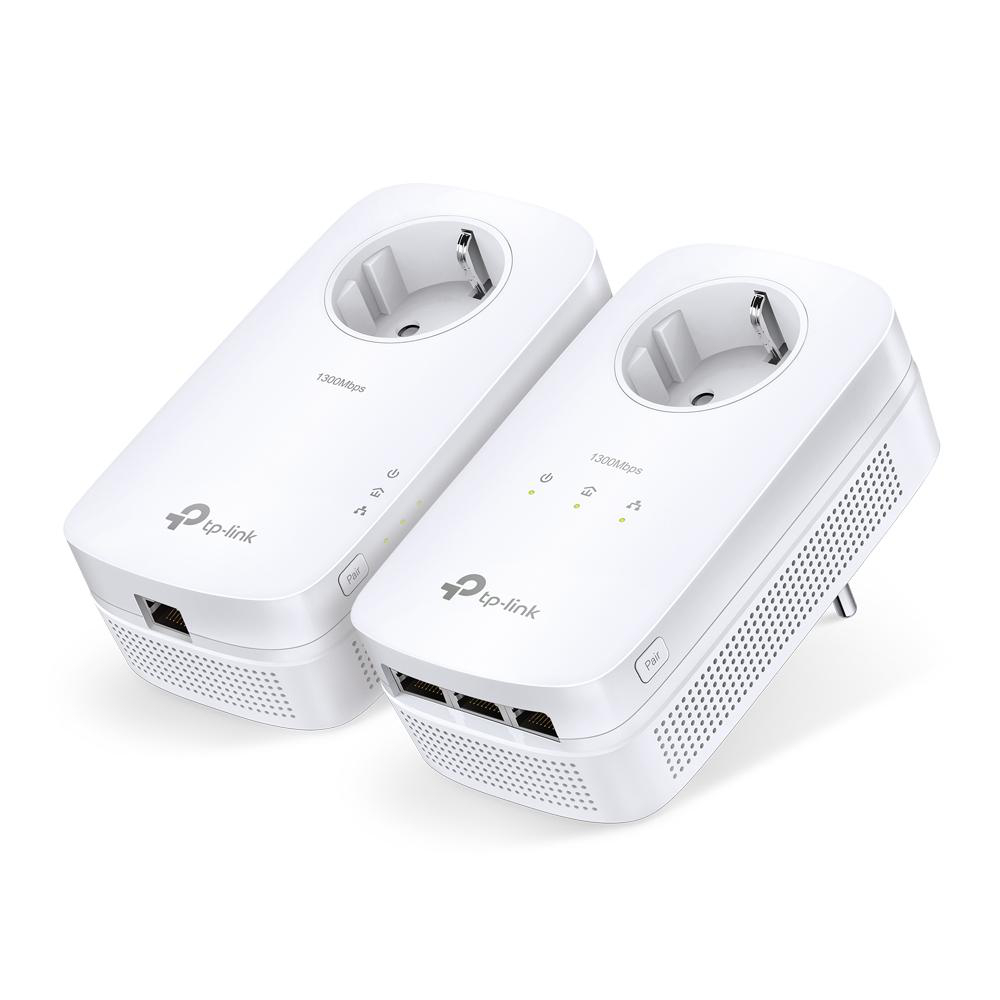 Zwei weiße Powerline-Adapter mit dem TP-Link-Logo, die an eine Steckdose angeschlossen sind.