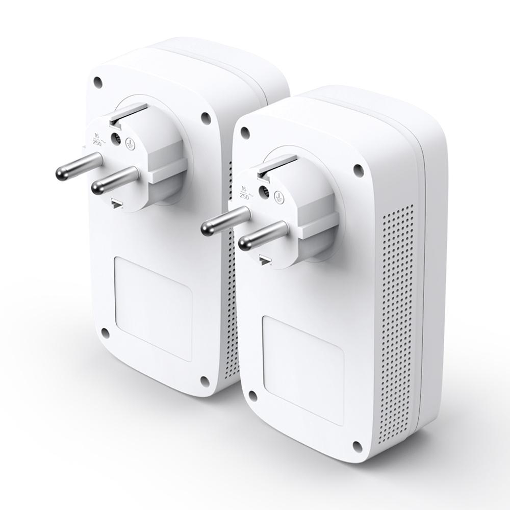 Zwei weiße Netzadapter mit europäischen Steckern. Weißer Hintergrund.