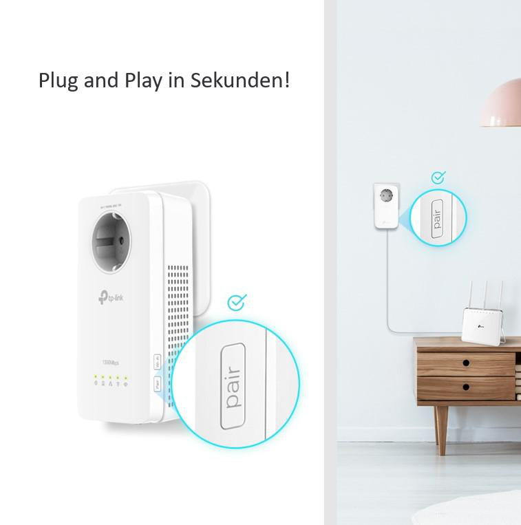 Weißes TP-Link-Gerät in der Wandsteckdose. Ein anderes Gerät und Router an der Wand.