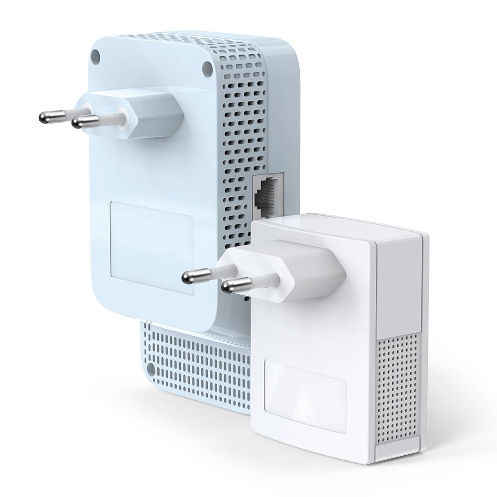 Zwei weiße TP-Link Powerline-Adapter mit Steckern und Lüftungslöchern, abgewinkelt auf weißem Grund.