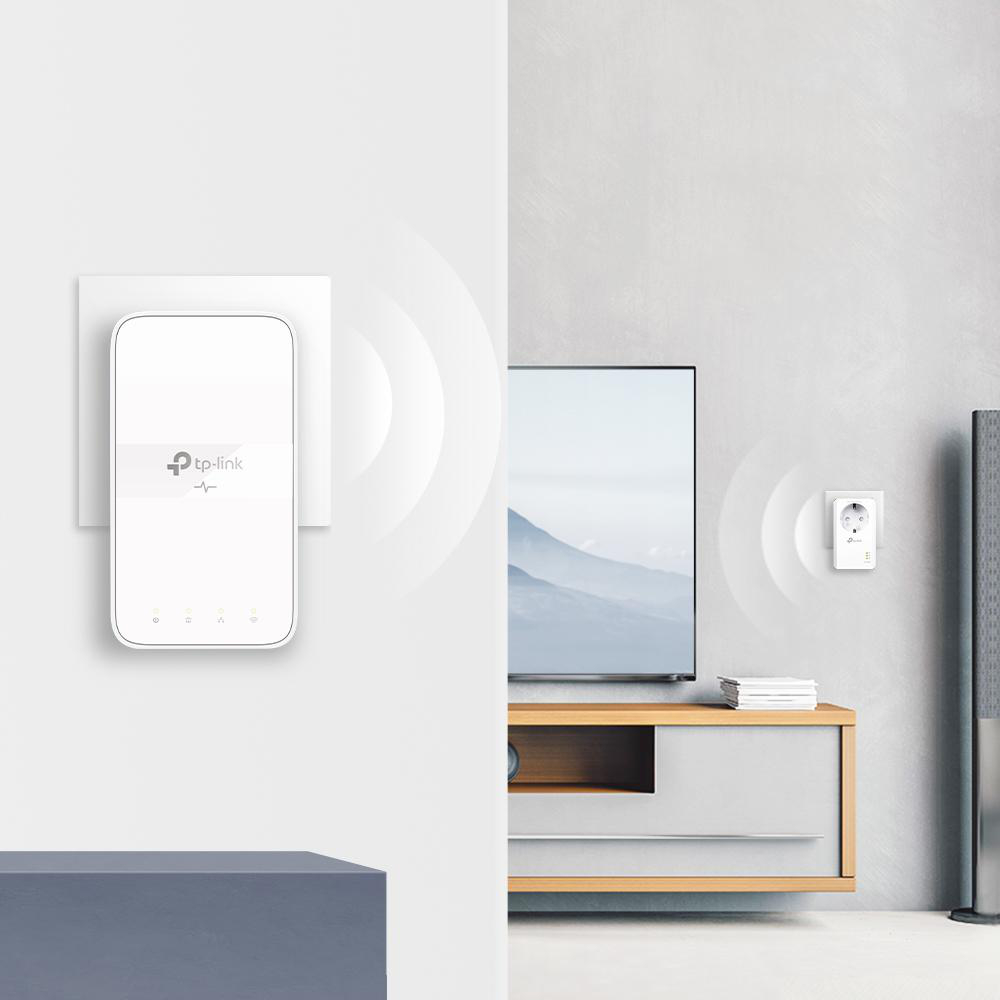 Ein weißes Gerät an einer Wand mit Stecker und Fernseher. Das Gerät sendet ein Signal.