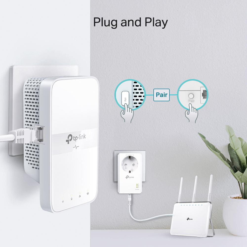 Weißer Powerline-Adapter, der in eine Steckdose mit anderen Geräten eingesteckt ist.