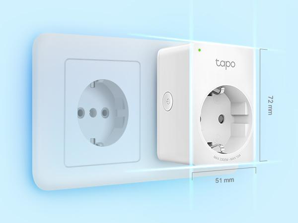 Weißer Smart-Stecker, der in einer Steckdose installiert ist, mit blauem Farbverlaufshintergrund.