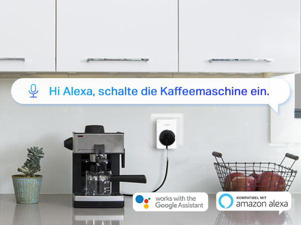 Ein Smart-Home-Setup mit einer Kaffeemaschine und einer Alexa-Sprechblase: Schalte die Kaffeemaschine ein.