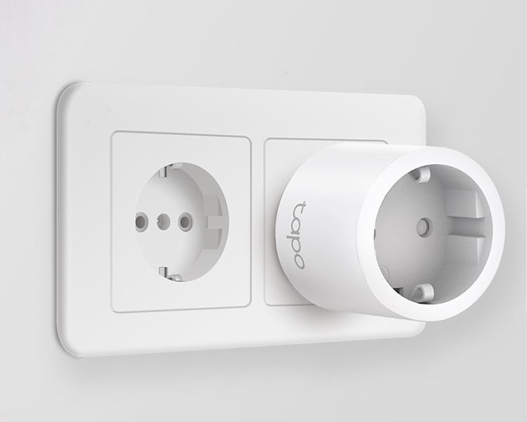 Weiße Wand mit zwei Steckdosen und einem weißen Stecker. Der Stecker hat das Tapo-Logo.