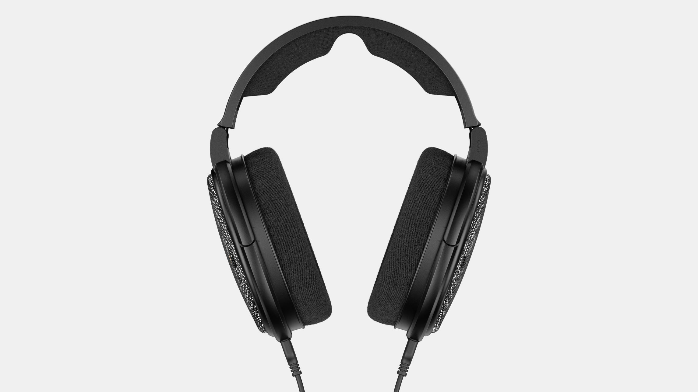 Schwarze Over-Ear-Kopfhörer, leicht nach unten geneigt, Kabel hängen.