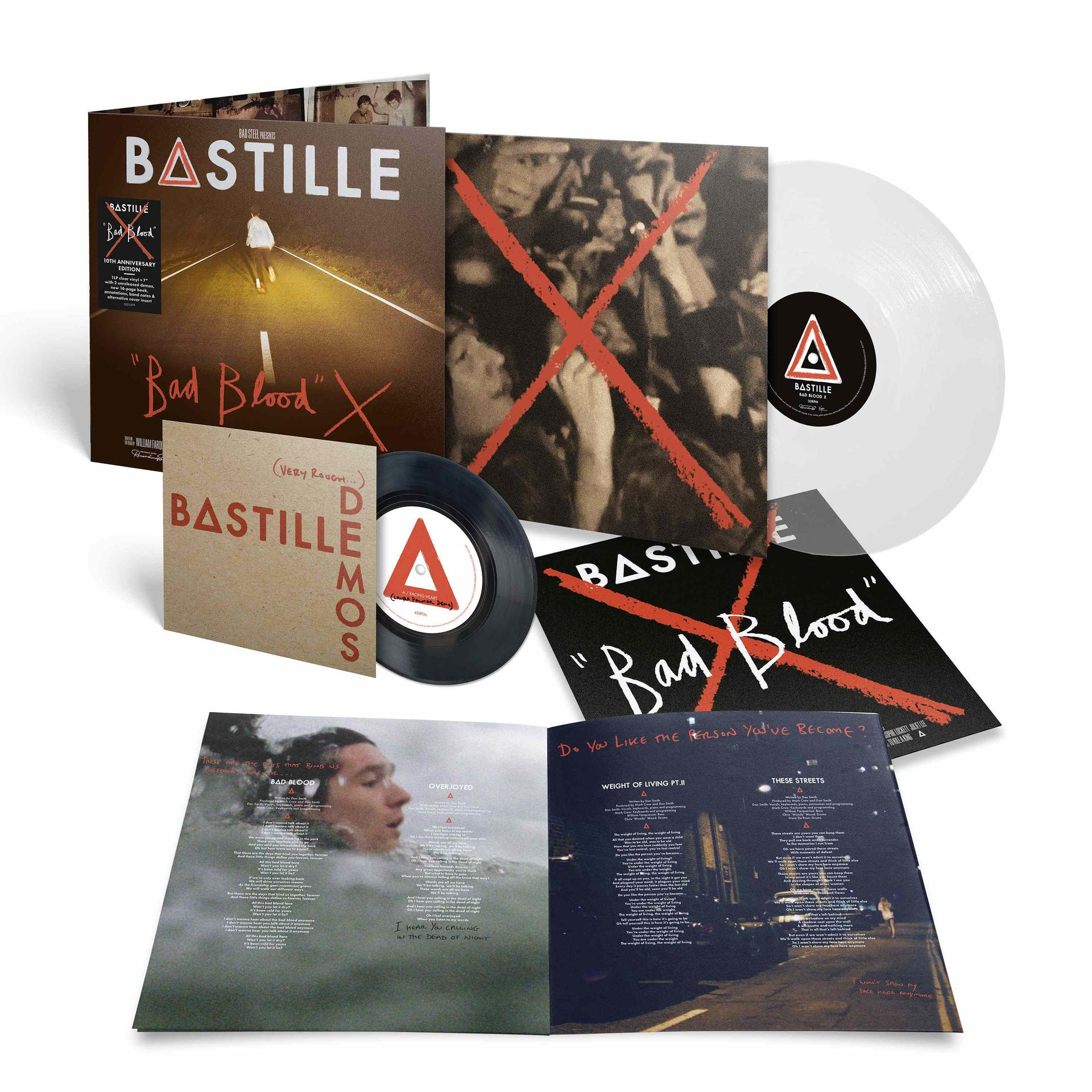 Eine Sammlung von Schallplatten und zugehörigen Einlegern, mit dem Albumtitel 'Bad Blood'.
