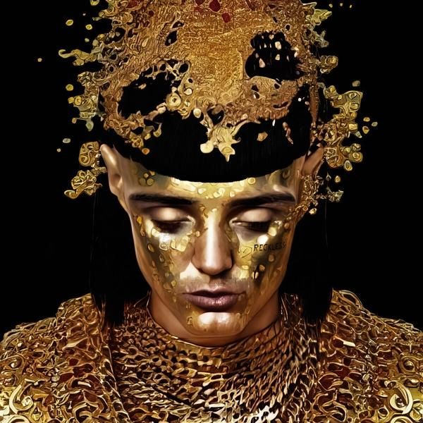 Das Gesicht einer Person ist mit Goldfarbe bedeckt und trägt eine goldene Krone. Schwarzer Hintergrund.
