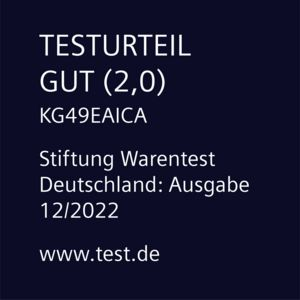 Eine Küchenszene mit Smart-Home-Geräten und einer Glühbirne.