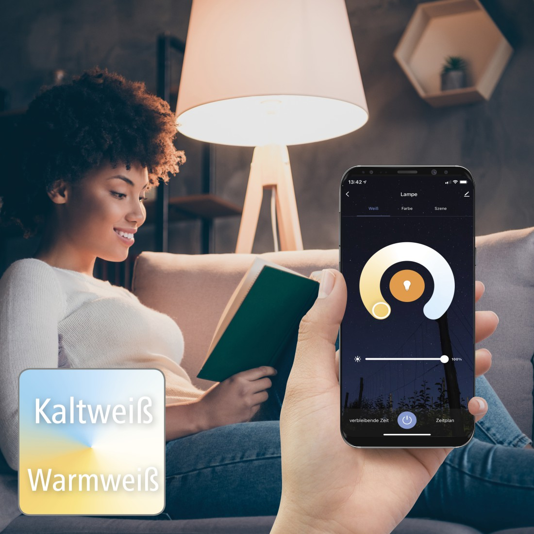 Ein Paar, das auf ein Telefon schaut und das Licht dimmt.