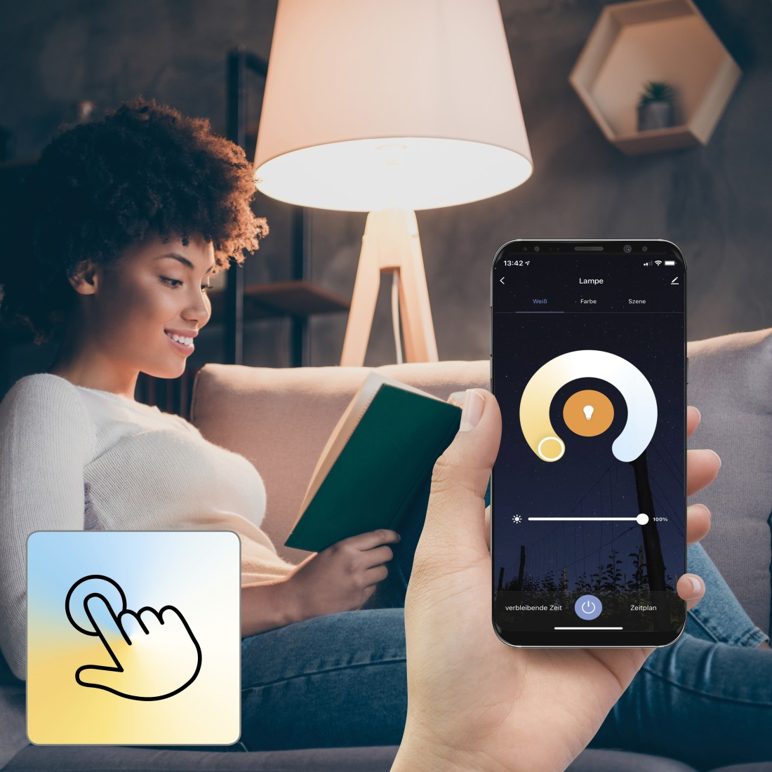 Frau mit Buch, die eine Lampe mit einem Smartphone bedient.