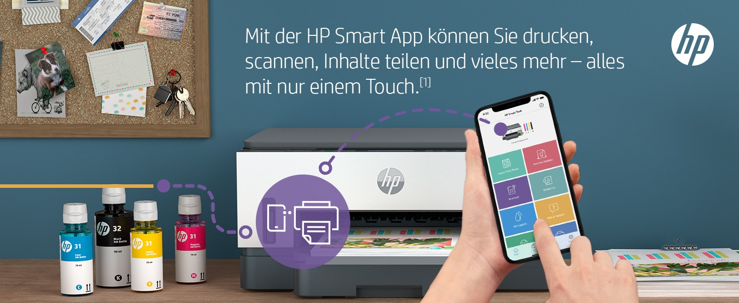 Eine Person benutzt eine HP-Drucker-App auf einem Telefon mit HP-Tintenflaschen und Drucker im Blick.