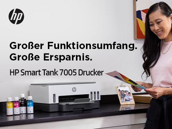 Frau schaut auf einen Ausdruck, HP-Drucker und Tintenflaschen auf dem Schreibtisch.