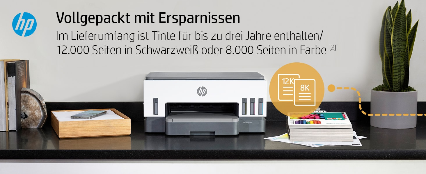 Ein HP-Drucker auf einer schwarzen Oberfläche mit Papieren und einer Pflanze. Texte: Tinte für bis zu 3 Jahre oder 12.000 Seiten in Schwarzweiß oder 8.000 in Farbe.