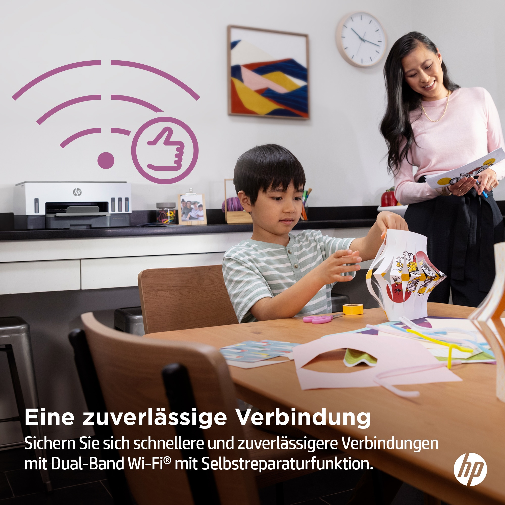 Eine Frau und ein Junge basteln an einem Tisch mit einem Drucker, mit Text über zuverlässiges WLAN.