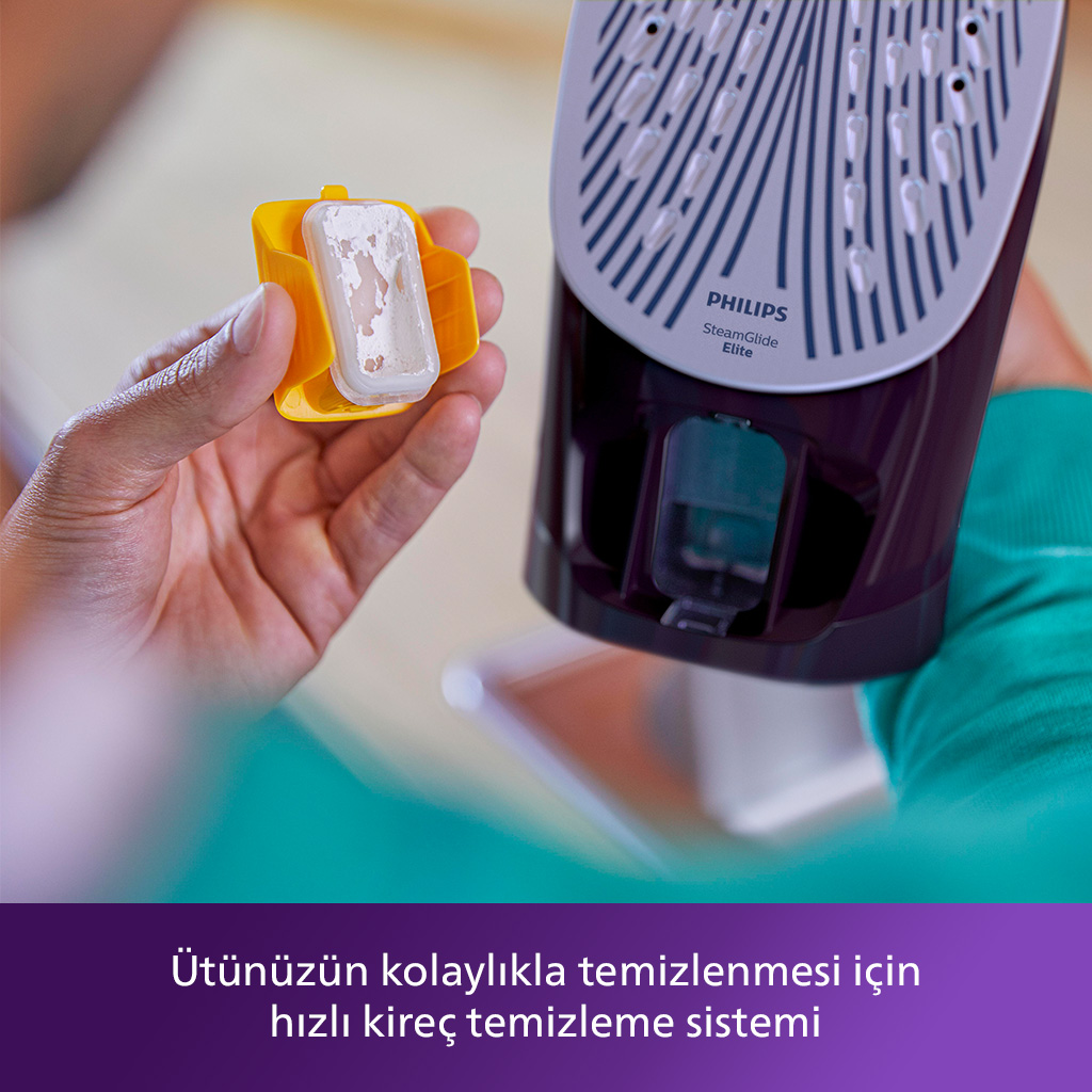 Bir kişinin eli, mor ve beyaz bir ütüden beyaz filtreyi tutuyor.