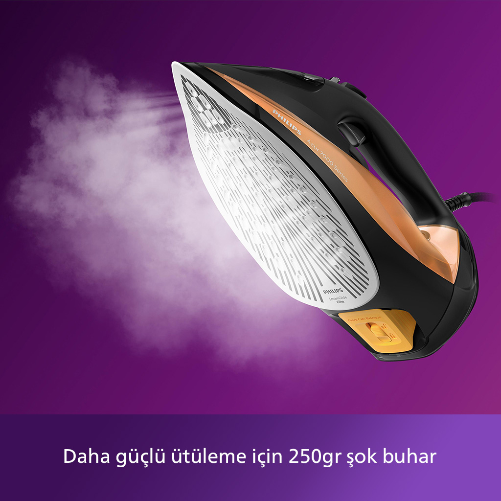 Buhar çıkan siyah ve turuncu bir ütünün yakın çekimi.