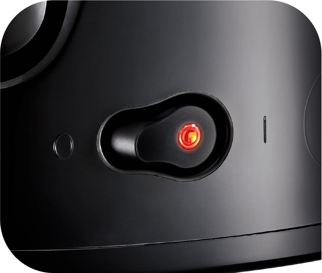 Nahaufnahme eines schwarzen Geräte-Power-Buttons mit rotem Licht.