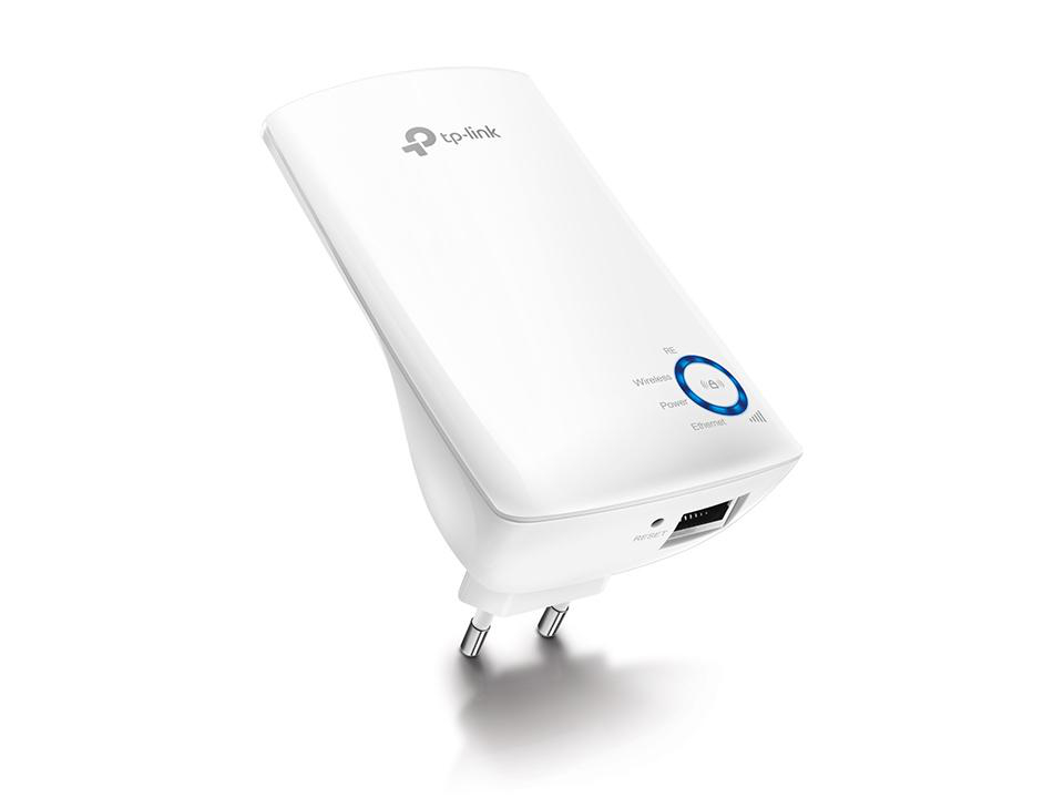 Weißer TP-Link WLAN-Extender, der in eine Steckdose gesteckt ist.