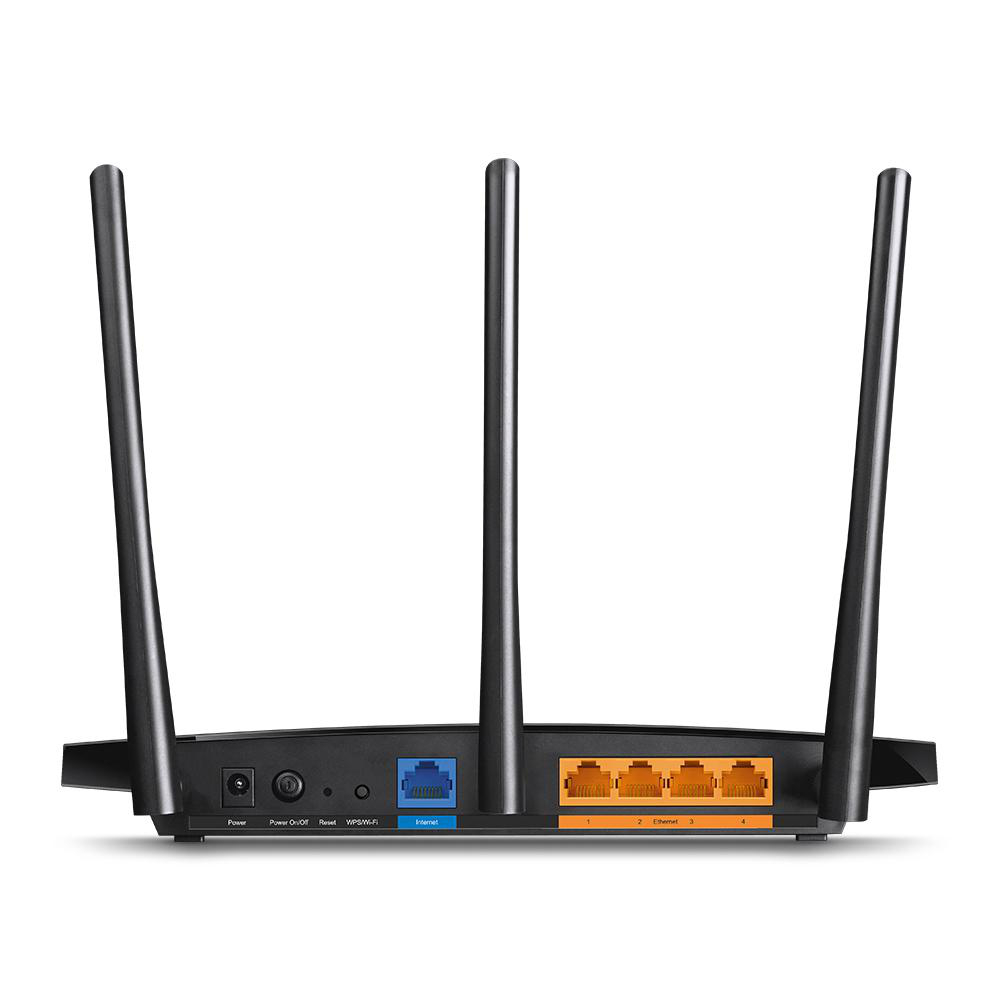 Rückseite eines schwarzen Routers mit drei Antennen und deutlich sichtbaren Anschlüssen.